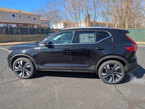 2025 Volvo XC40 B5 Plus Bright Theme