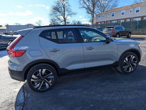2025 Volvo XC40 B5 Plus Dark Theme