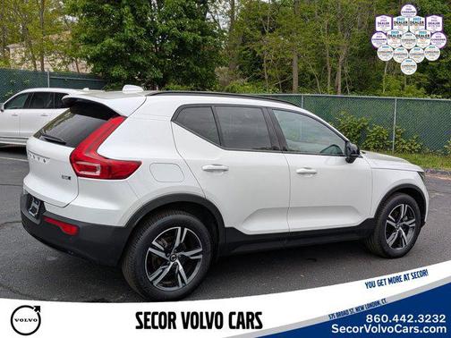 Crystal White Metallic 2023 Volvo XC40 Plus Dark Theme