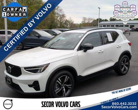 Crystal White Metallic 2023 Volvo XC40 Plus Dark Theme