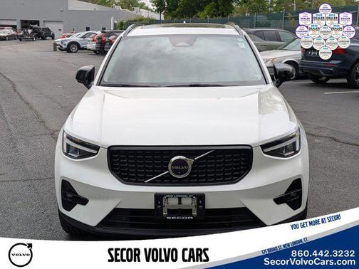 Crystal White Metallic 2023 Volvo XC40 Plus Dark Theme