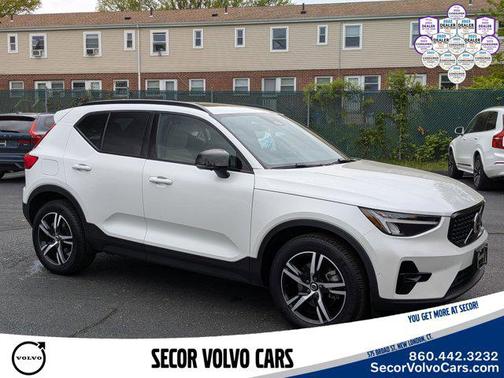 Crystal White Metallic 2023 Volvo XC40 Plus Dark Theme