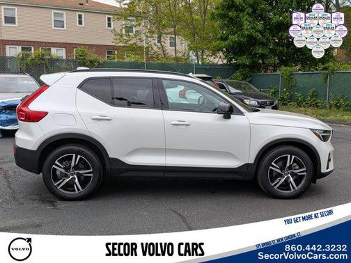 Crystal White Metallic 2023 Volvo XC40 Plus Dark Theme