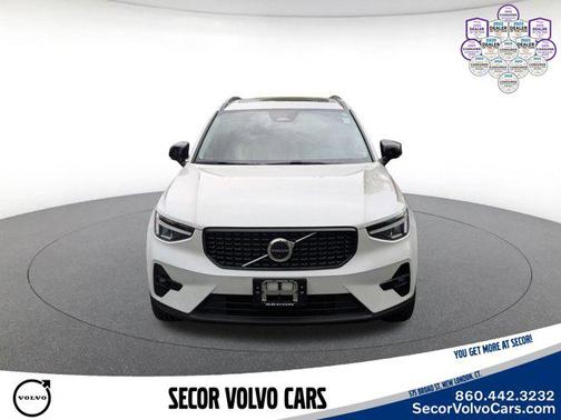 Crystal White Metallic 2023 Volvo XC40 Plus Dark Theme