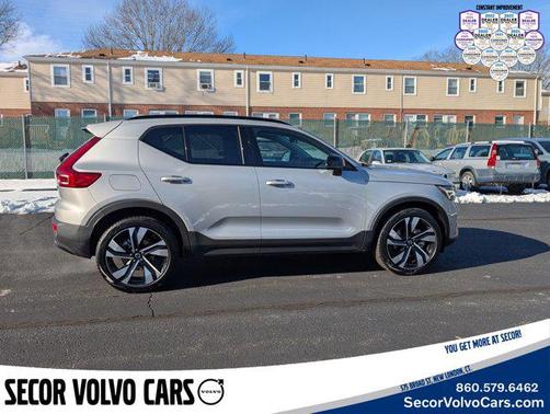 2024 Volvo XC40 Plus Dark Theme