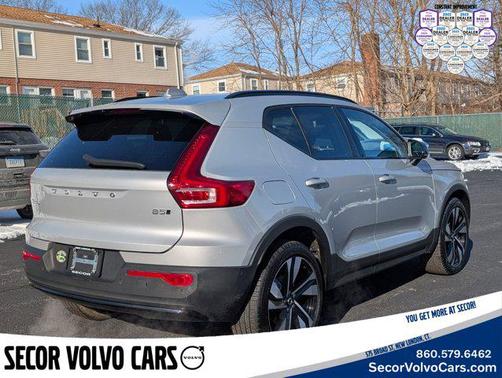 2024 Volvo XC40 Plus Dark Theme