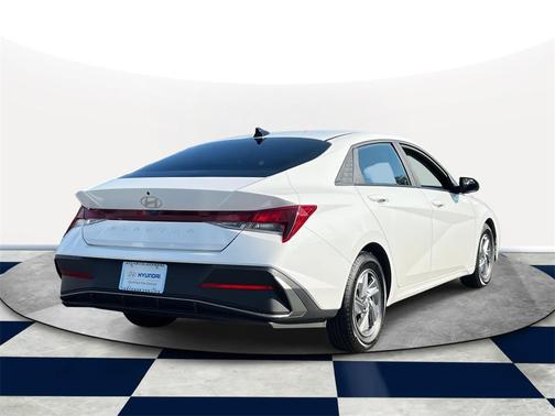 2024 Hyundai ELANTRA SE