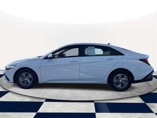 2024 Hyundai ELANTRA SE