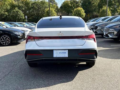 2024 Hyundai ELANTRA SE