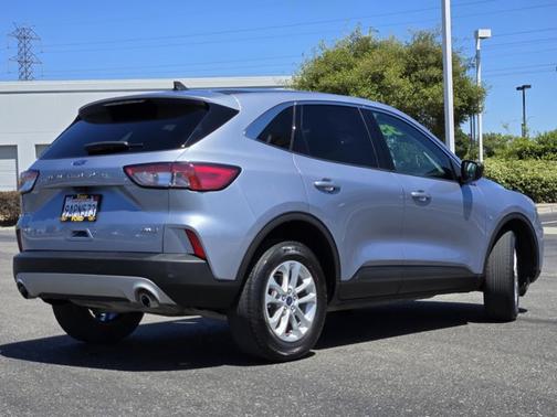 ICED BLUE SILVER METALLIC 2022 Ford Escape SE
