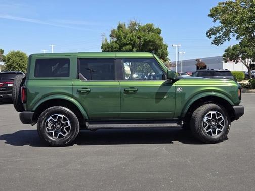 ERUPTION GREEN METALLIC 2025 Ford Bronco OUTER BANKS