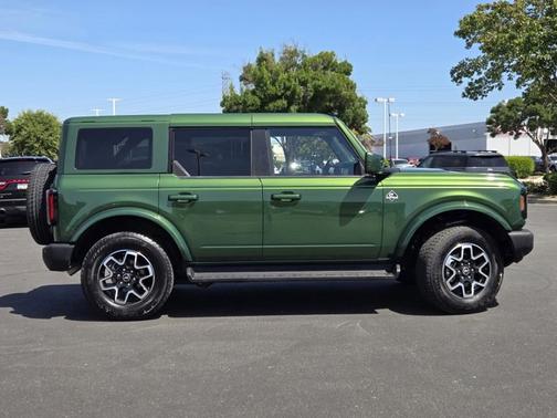 ERUPTION GREEN METALLIC 2025 Ford Bronco OUTER BANKS