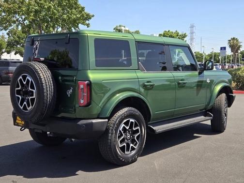 ERUPTION GREEN METALLIC 2025 Ford Bronco OUTER BANKS
