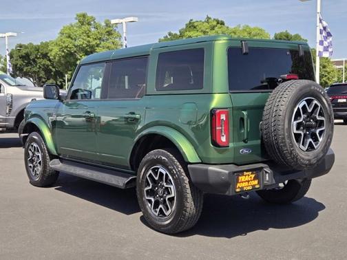ERUPTION GREEN METALLIC 2025 Ford Bronco OUTER BANKS
