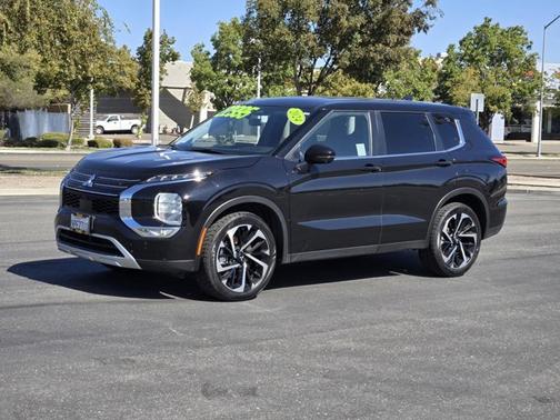 Black 2024 Mitsubishi Outlander