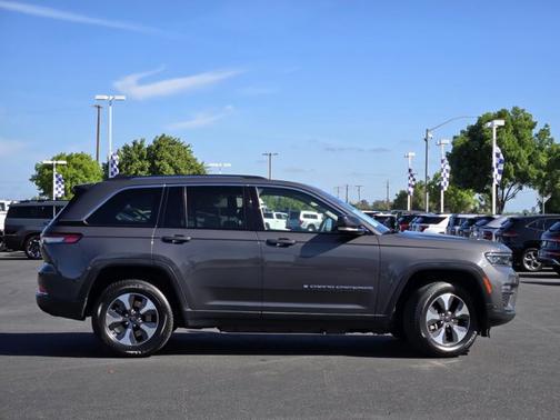 2022 Jeep Grand Cherokee BASE