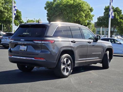 Baltic Gray Clearcoat Metallic 2022 Jeep Grand Cherokee BASE
