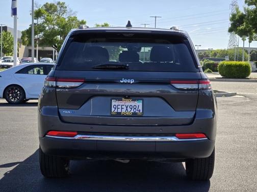 Baltic Gray Clearcoat Metallic 2022 Jeep Grand Cherokee BASE