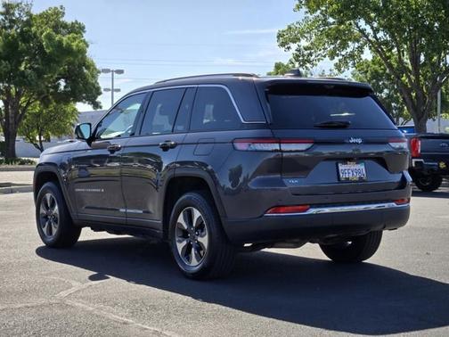 Baltic Gray Clearcoat Metallic 2022 Jeep Grand Cherokee BASE
