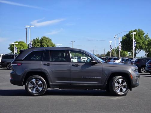 Baltic Gray Clearcoat Metallic 2022 Jeep Grand Cherokee BASE