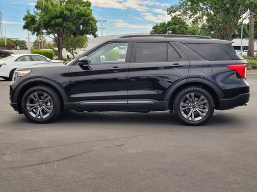 AGATE BLACK METALLIC 2023 Ford Explorer XLT
