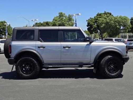 ICONIC SILVER METALLIC 2023 Ford Bronco