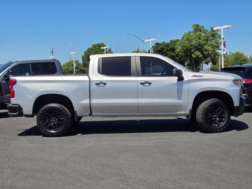 Silver Ice Metallic 2021 Chevrolet Silverado 1500 CUSTOM TRAIL BOSS