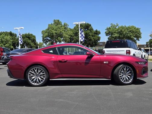 MOLTEN MAGENTA METALLIC TC 2025 Ford Mustang