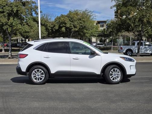 OXFORD WHITE 2022 Ford Escape SE