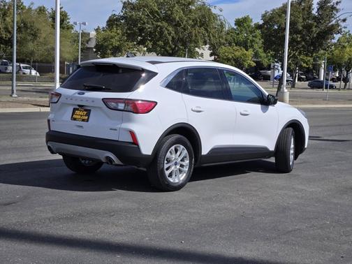 OXFORD WHITE 2022 Ford Escape SE