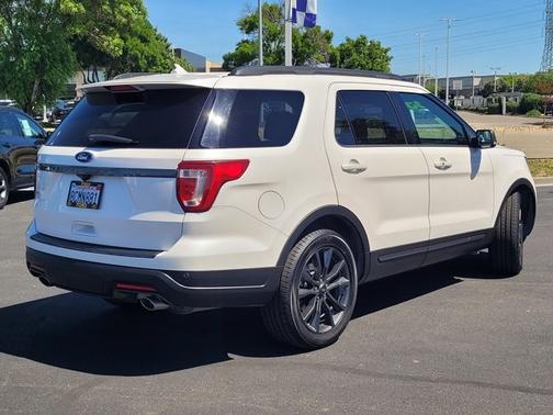 WHITE PLATINUM MET TRI-COAT 2018 Ford Explorer XLT