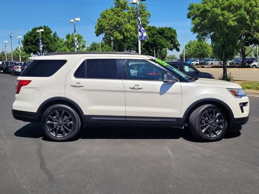 WHITE PLATINUM MET TRI-COAT 2018 Ford Explorer XLT