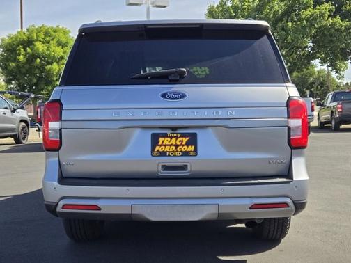 ICONIC SILVER METALLIC 2024 Ford Expedition XLT