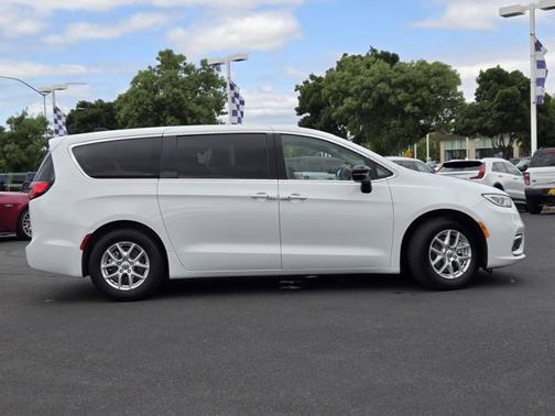 Bright White Clearcoat 2024 Chrysler Pacifica TOURING L