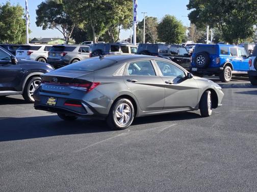 2025 Hyundai ELANTRA SE