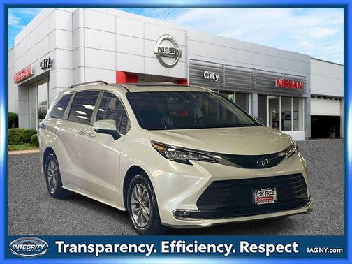 Pearl 2023 Toyota Sienna XLE