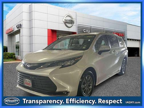 Pearl 2023 Toyota Sienna XLE