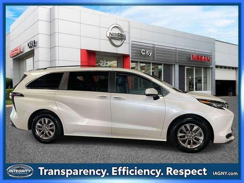 Pearl 2023 Toyota Sienna XLE