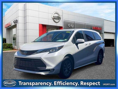 Pearl 2023 Toyota Sienna XLE