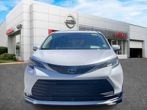 Pearl 2023 Toyota Sienna XLE