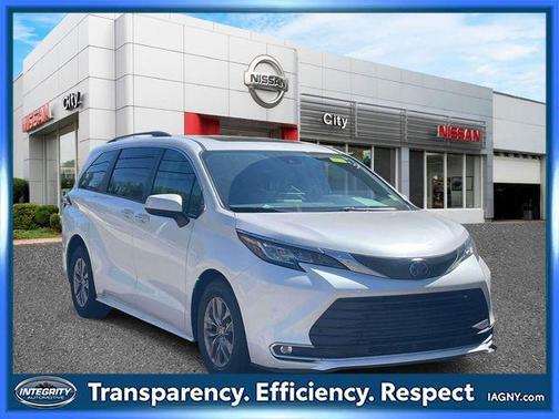 Pearl 2023 Toyota Sienna XLE