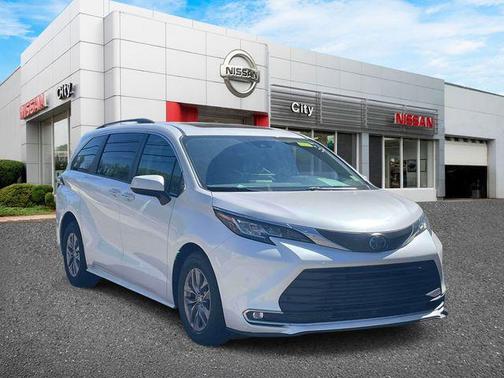 Pearl 2023 Toyota Sienna XLE