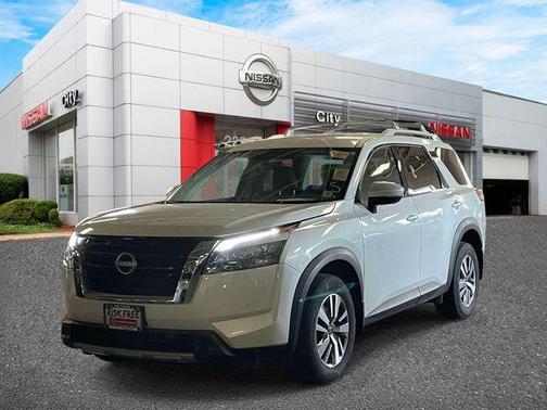 Everest White Pearl Tricoat 2025 Nissan Pathfinder SL 4WD