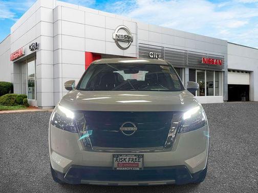 Everest White Pearl Tricoat 2025 Nissan Pathfinder SL 4WD