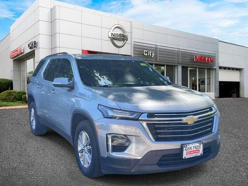 Sterling Gray Metallic 2023 Chevrolet Traverse LT Cloth