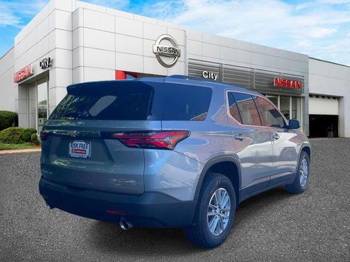 Sterling Gray Metallic 2023 Chevrolet Traverse LT Cloth