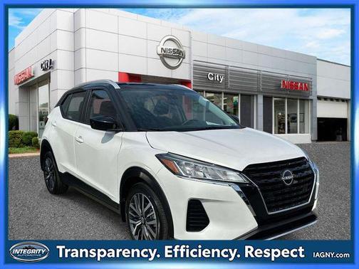 Aspen White Tricoat/Super Black 2024 Nissan Kicks SV