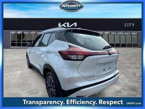 Aspen White Tricoat/Super Black 2024 Nissan Kicks SV