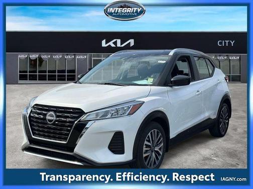 Aspen White Tricoat/Super Black 2024 Nissan Kicks SV