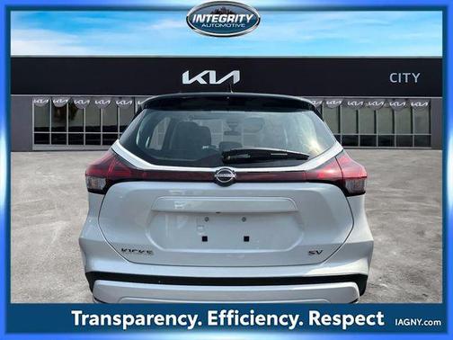 Aspen White Tricoat/Super Black 2024 Nissan Kicks SV